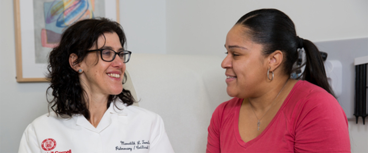 A patient meets with a pulmonologist.