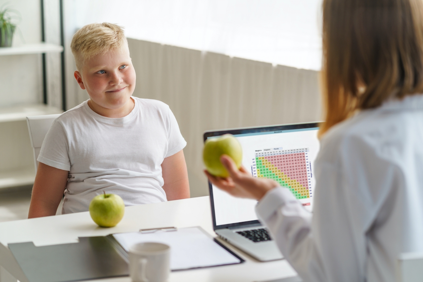 child meets with dietician