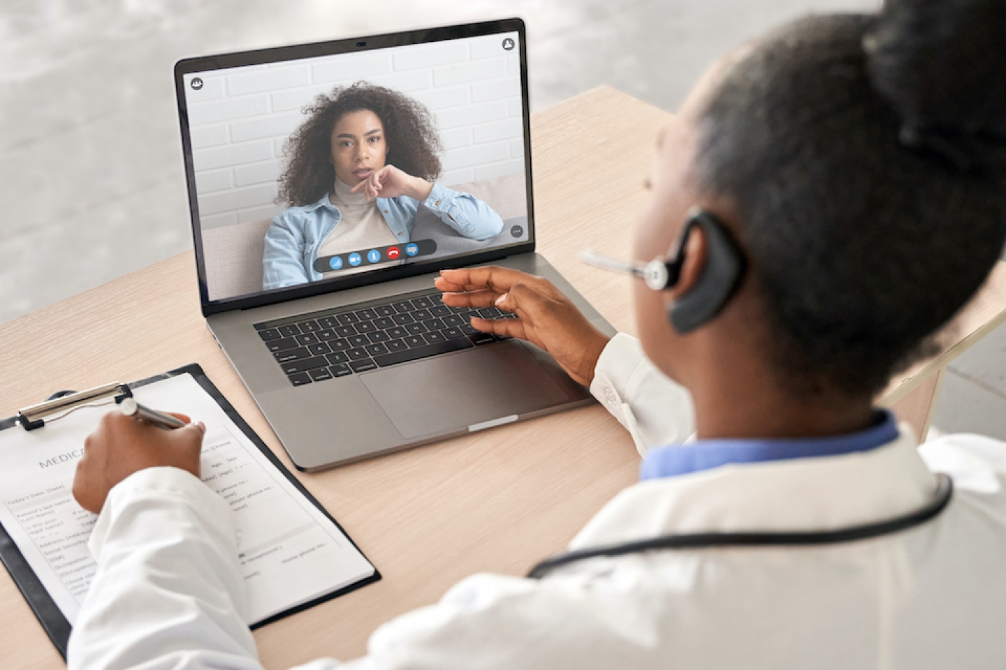 women speaking with doctor through telemedicine