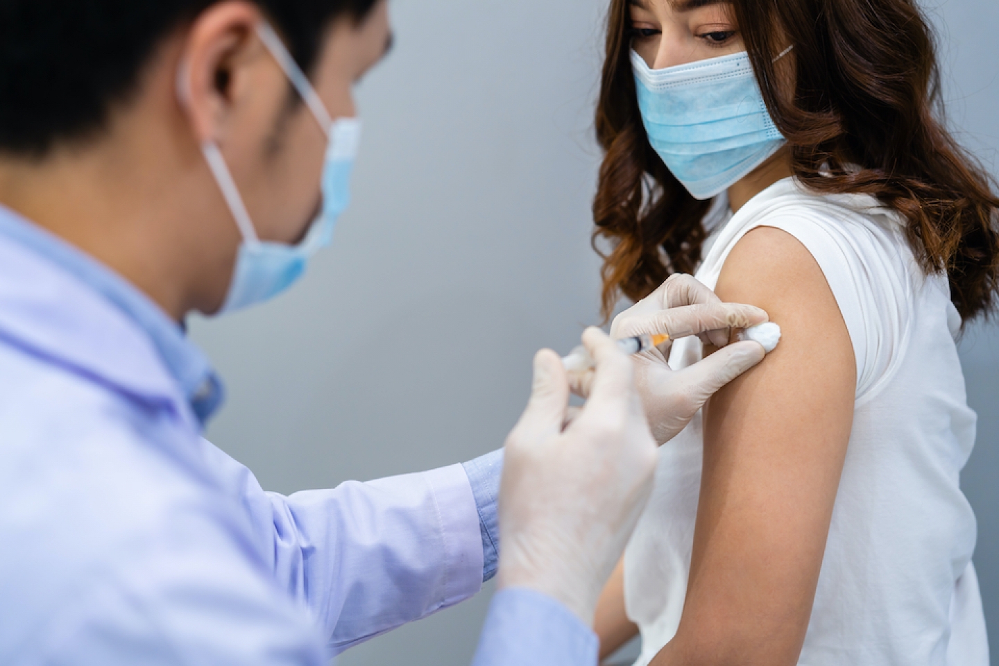 women receiving her vaccine shot