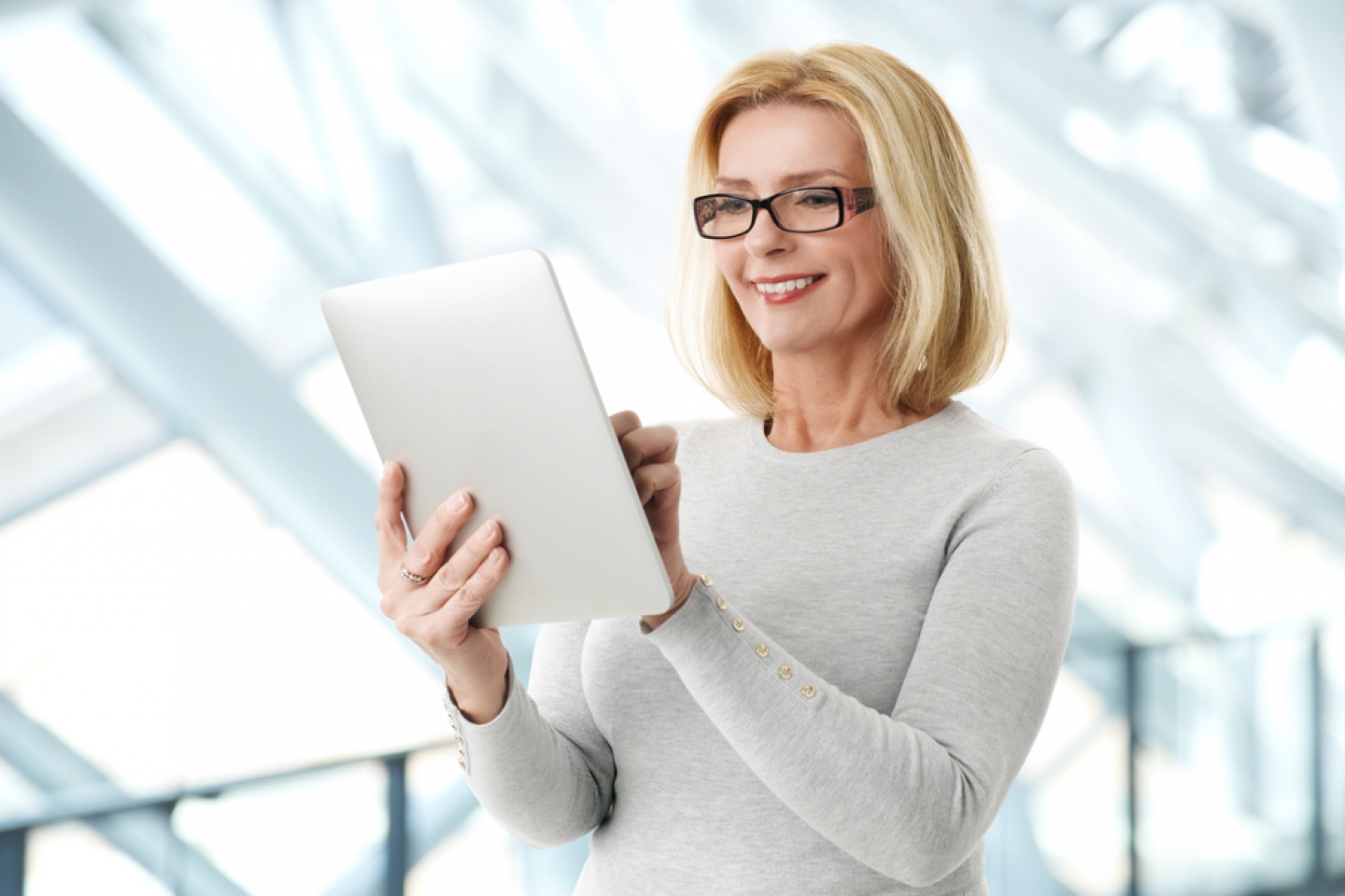 woman wearing glasses to read tablet