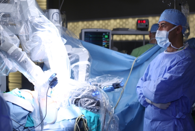 Surgical operation robot. Medical operation involving robot.