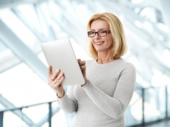 woman wearing glasses to read tablet