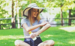 woman applies sunblock